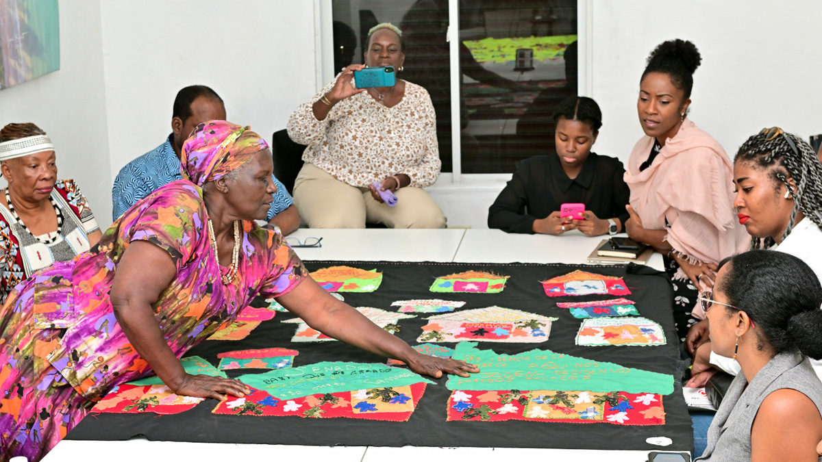 Virgelina Chará explains how participants created this specifc textile art